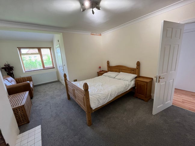 Superb large en suite in newly refurbished house Main Photo