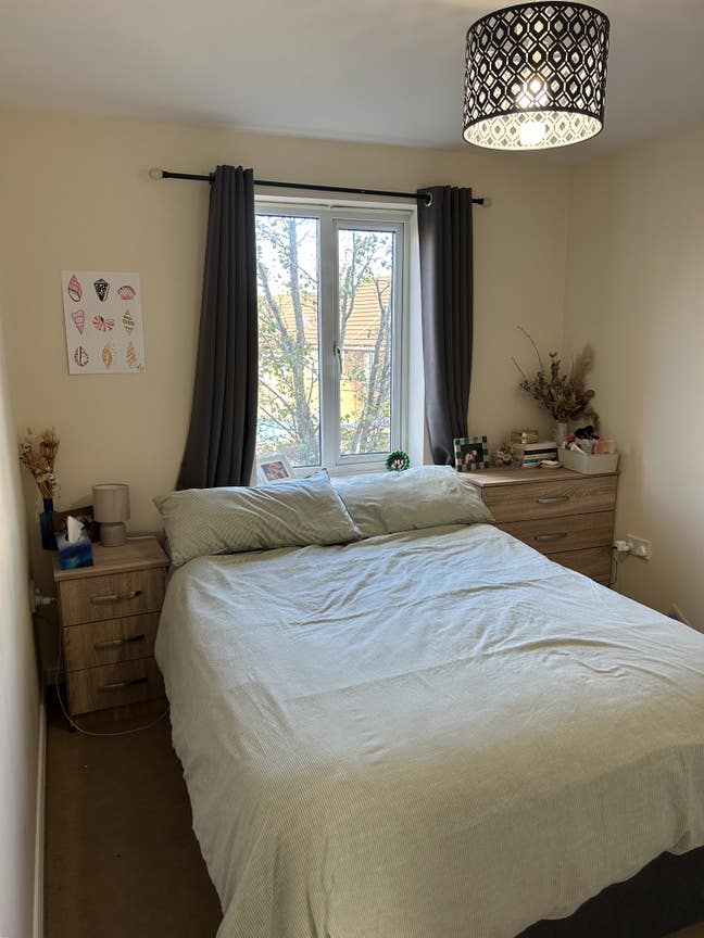 Female Double Room available in 4 bedroom home. Main Photo