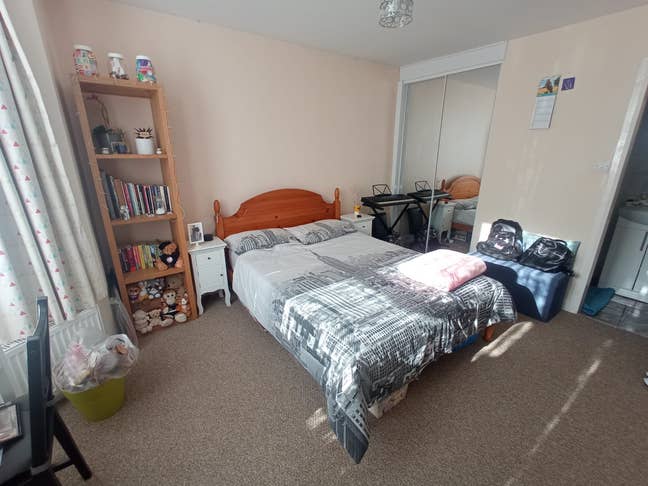 Large double room with ensuite - Earley station Main Photo
