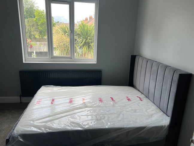 Double bed room 700 a month Inc bill Main Photo