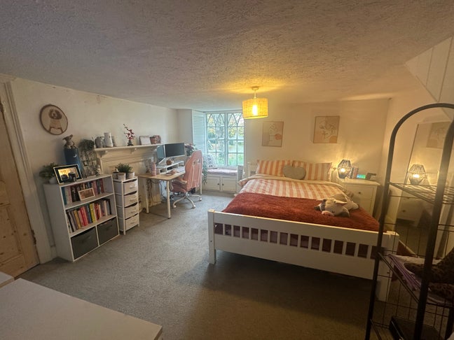 Super large room in cottage  Main Photo