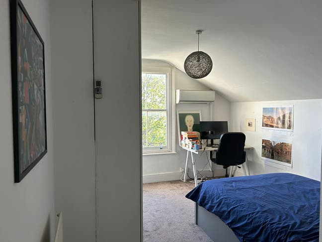 Top Floor Room in Four Bed House  Main Photo