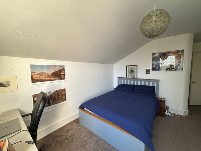 Top Floor Room in Four Bed House  Main Photo