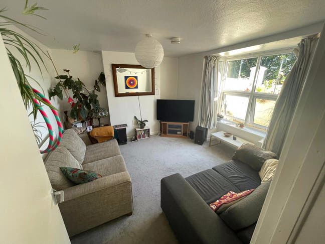 Bright double room in friendly home Main Photo