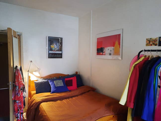 Single room in central location. No students. Main Photo