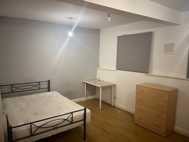 1 double bedroom available now only from 27.11.25 Main Photo