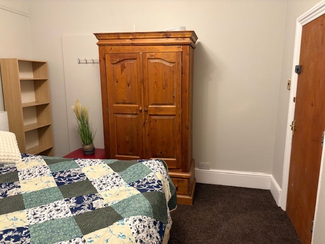 Large single occupancy room Main Photo