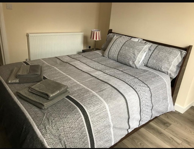A Large Double Bed room Main Photo