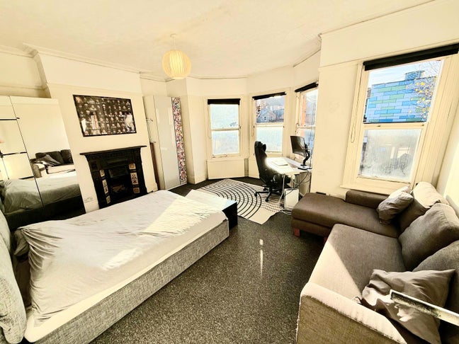 HUGE Room 2 Weeks Deposit  Zone 2 Main Photo