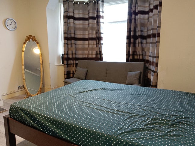 Spacious double bedroom Main Photo