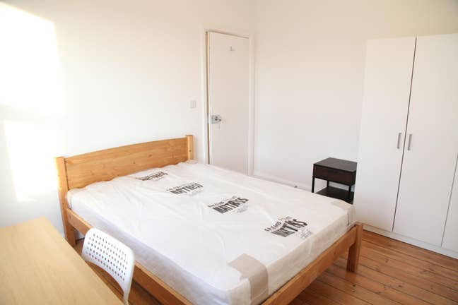 Nice Bedroom Avail Now - Great House Close to Tube Main Photo