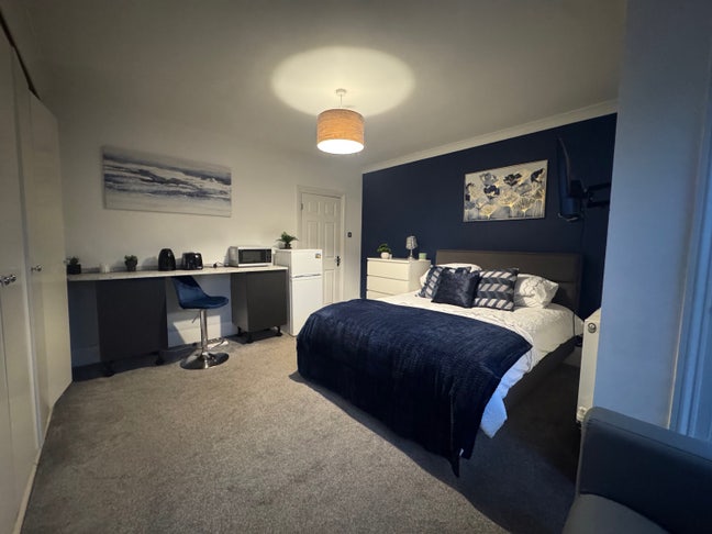 Huge kitchenette  with glass staircase Rock Avenue Main Photo