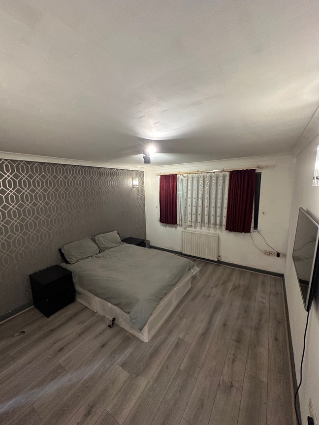 Spacious Double Bedroom Main Photo