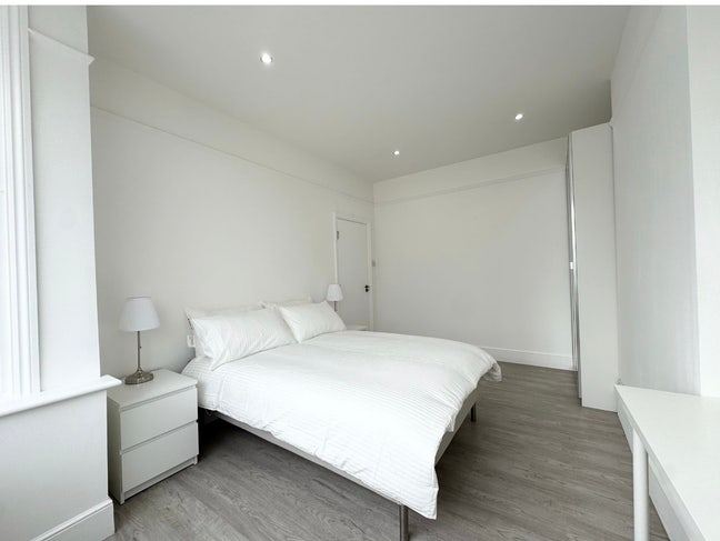 Viewing highly recommended. No couples. New refurb Main Photo