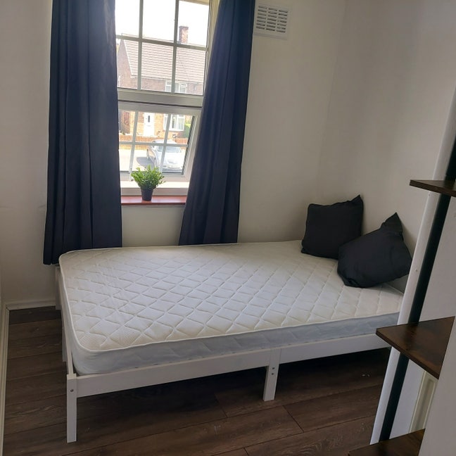 Beautiful newly renovated house share Main Photo