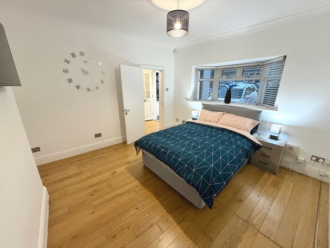 Right on Brentwood Station, Gorgeous 5 bed Main Photo