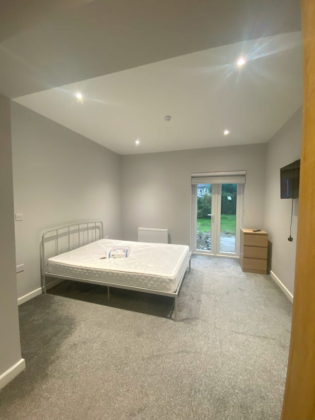 Very spacious double with-en-suite - close to AWE Main Photo