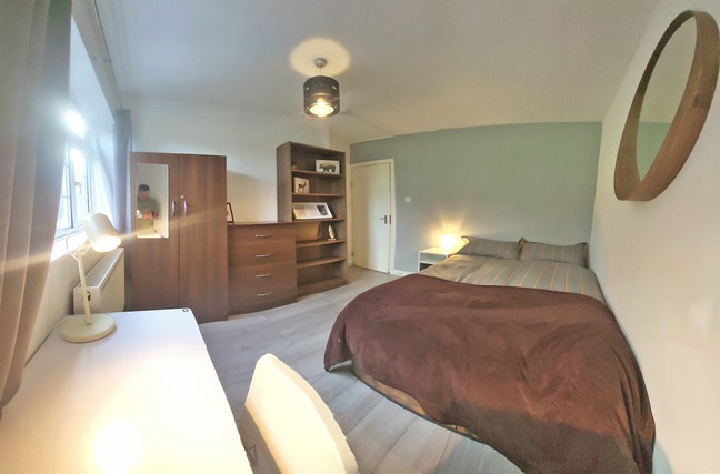 Large Double in social House by Stepney Green Park Main Photo