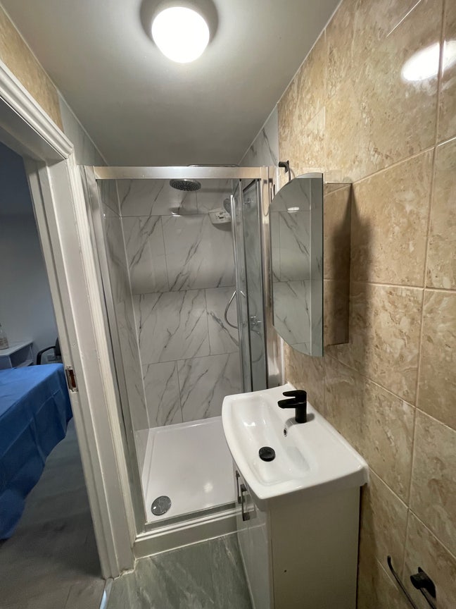 One large double room with en-suite for Rent Main Photo