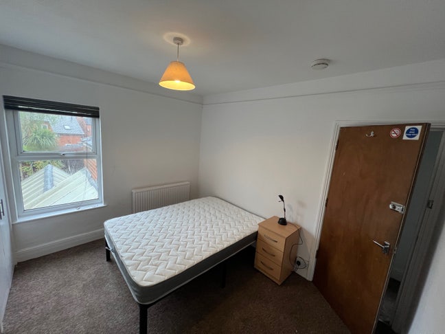 Room in shared house  Main Photo