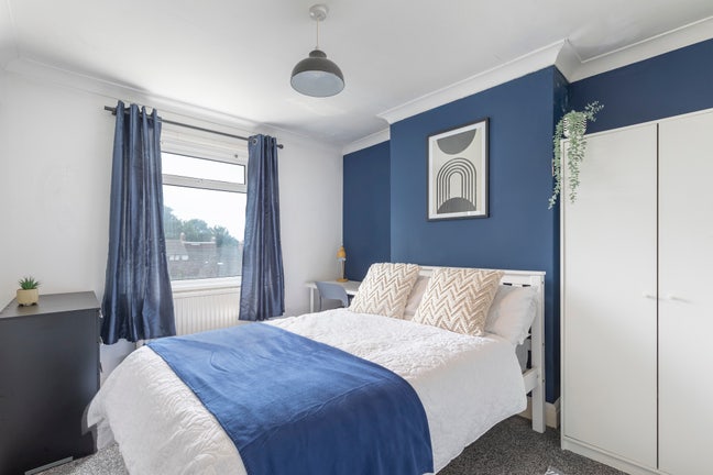 ✚ Large Room – All Bills Included ✚ Main Photo