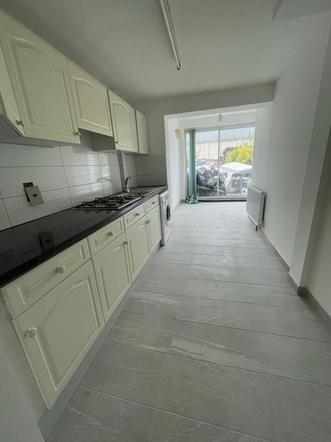 4Bed  refurbished House 5/6 mints to Gants Hill  Main Photo