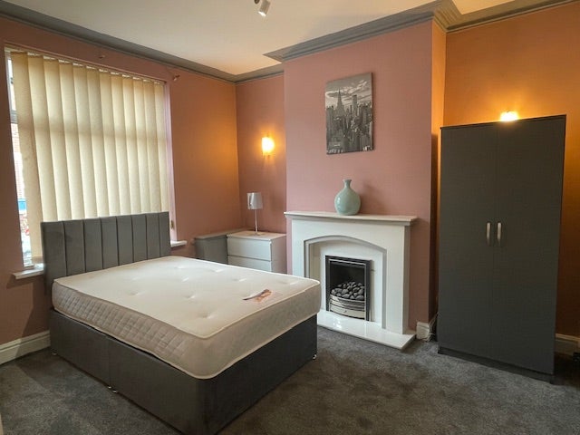 Excellent Double Room, furnished, bills included Main Photo