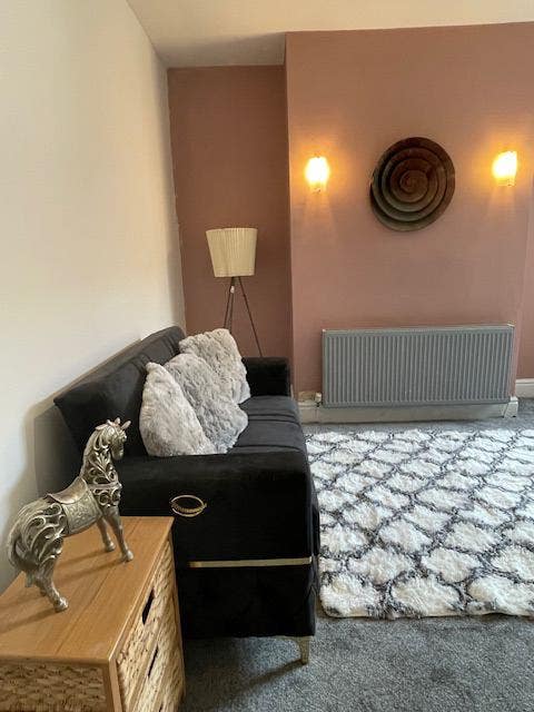 Large Double Room, furnished, bills included Main Photo