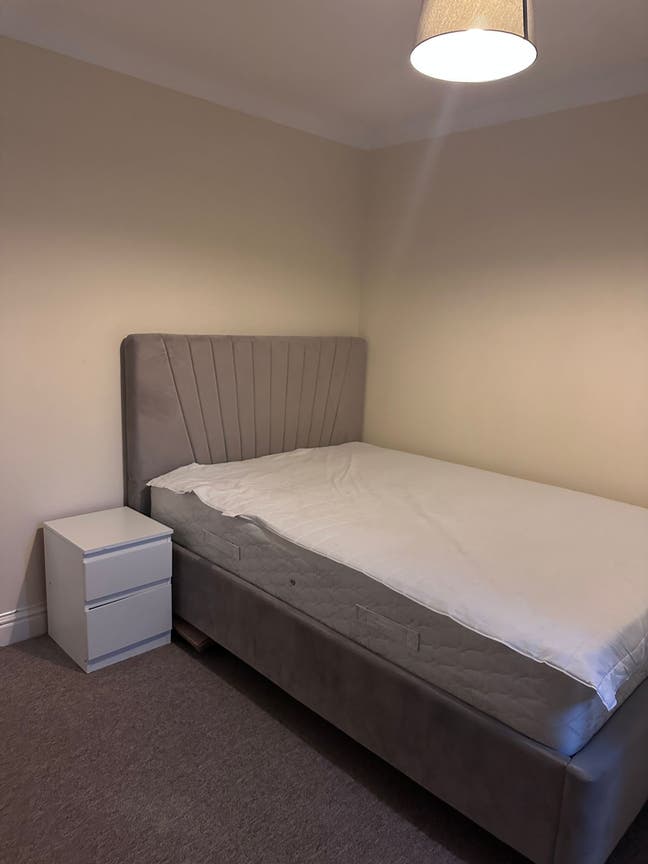 Bright cozy double room in quiet, clean flatshare Main Photo