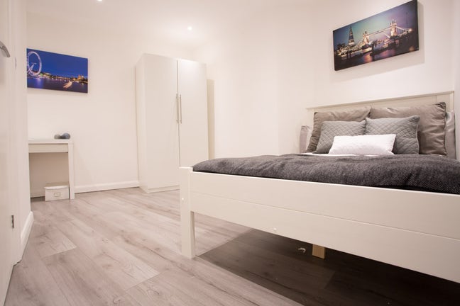 *Perfect Ensuite Room - 2 Bed Flat in Kennington * Main Photo