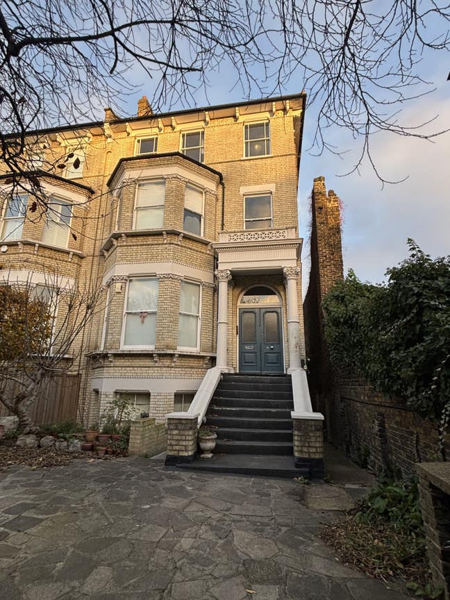 King Bed in Clapham South. Main Photo