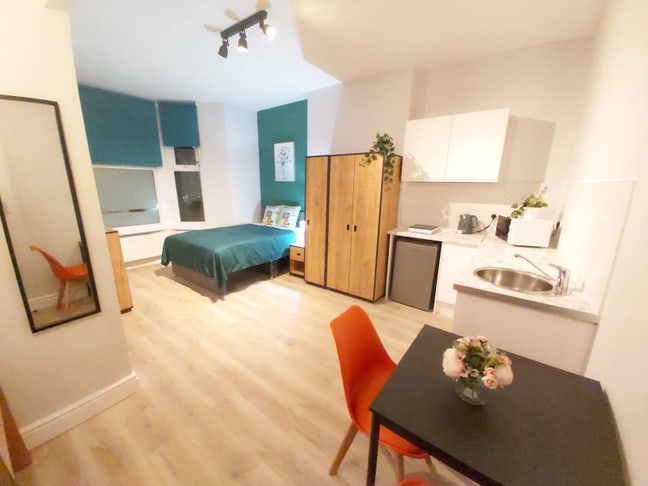 CR7 En-suite/Studio bedroom For COUPLE  Main Photo