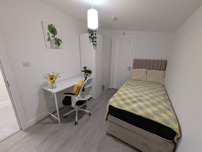 SM4 Brand New Double Ensuite Room Free Cleane Main Photo