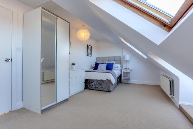 Lovely Spacious Top Floor Bedroom Near Hanger Lane Main Photo