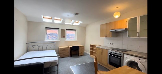 Spacious studio right next to Hyde park Main Photo