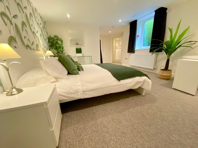 Enormous! With Walk in Wardrobe and Utility Room Main Photo