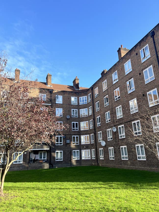 Recently refurbished 2 bed flat Main Photo