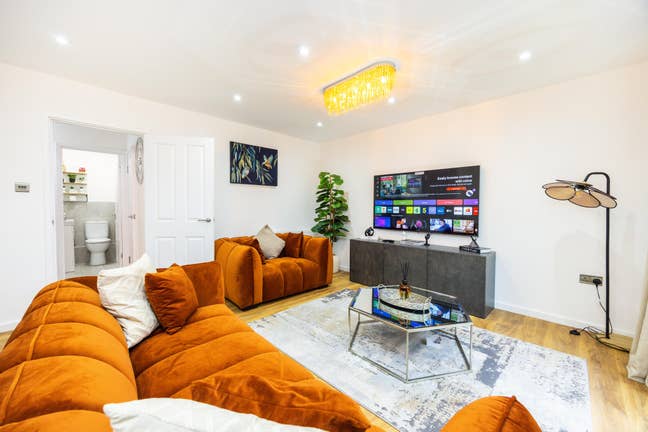 Stylish 3-Bedroom House Available for Medium-Term  Main Photo