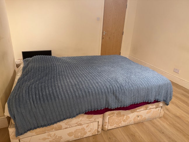 Double bedroom available  Main Photo