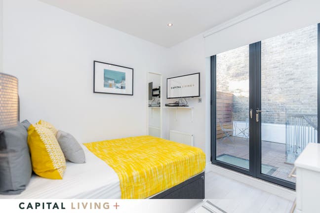Lovely Bedroom With Balcony Access In East Putney Main Photo