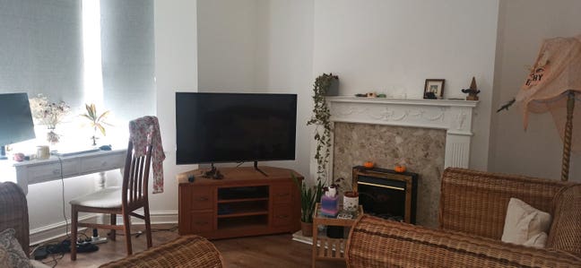 Calm room near Victoria Park Main Photo