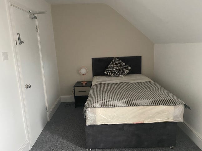 2 STUNNING Double ensuite Rooms Available (HU3) C Main Photo