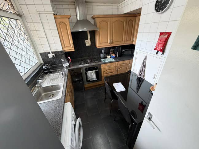 Spacious Double Bedroom in a Prime Location of E1 Main Photo