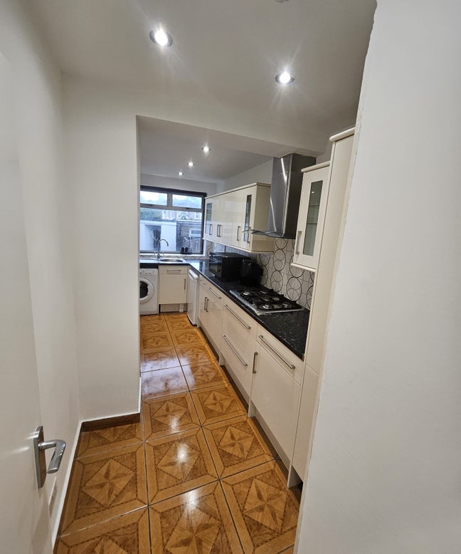 Spacious Double Bedroom in Wood Green Available!!  Main Photo