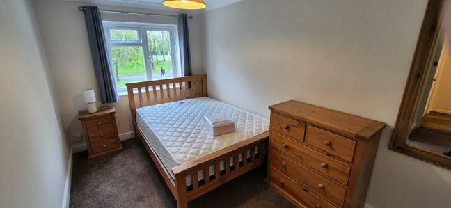 Lovely double bedroom available in 4-bedroom house Main Photo