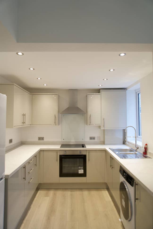 Modern 4-Bedroom Home – Newly Refurbished Main Photo