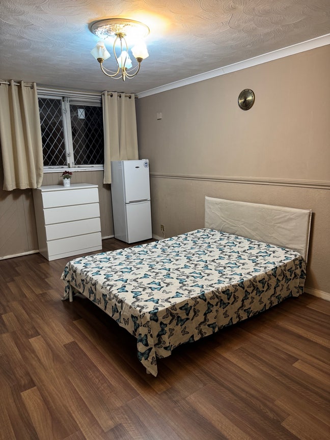 Double Room to Rent Near DLR  Main Photo