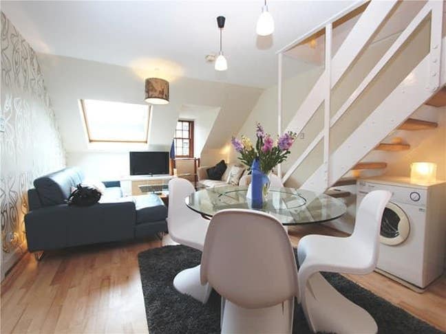 New Town - Room to Let in a 2 Story Flat Main Photo