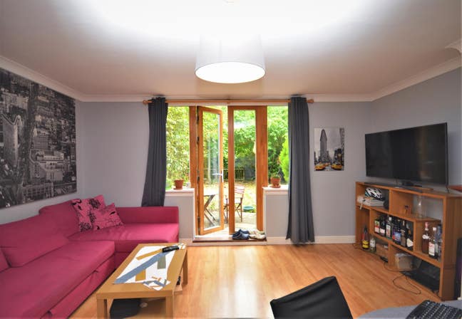 Double room with a garden at Etham road Main Photo