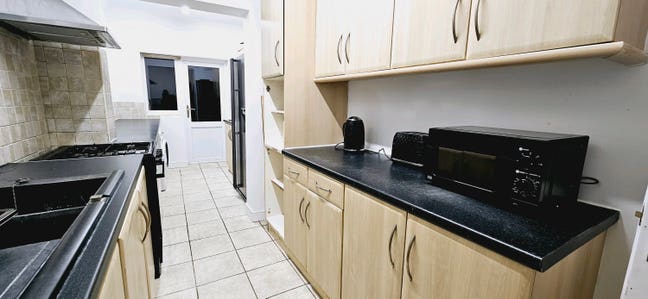 5 bedroom house total rent in Northolt Main Photo